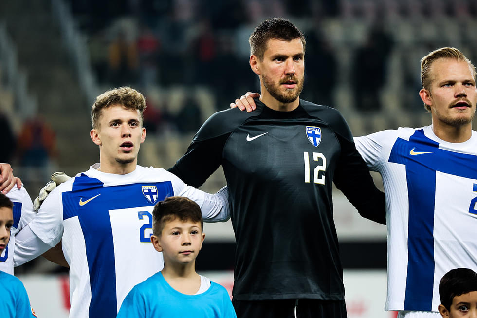 Jesse Joronen vartioi Huuhkaja-maalia Pohjois-Makedonia-ottelussa marraskuussa 2022. Vasemmalla Anssi Suhonen, oikealla Venezia-seuratoveri ja Serie B:n maalikuningas Joel Pohjanpalo.