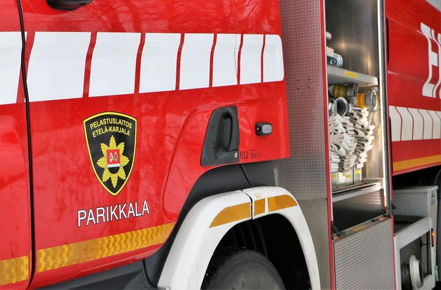 Henkilöauto kärsi vaurioita henkilöauton ja rekan välisessä kolarissa Parikkalassa perjantaina.