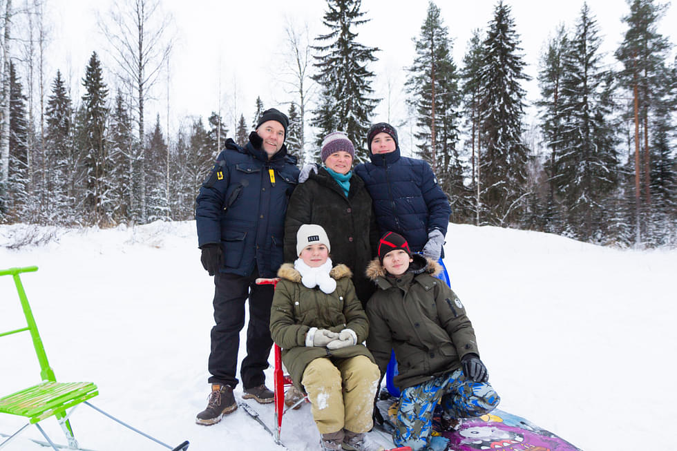 Lentzin perhe, Michael (vas), Victoria, Julian, Katharina (edessä vas.) ja Maxim nauttivat talvesta Nurmeksessa.