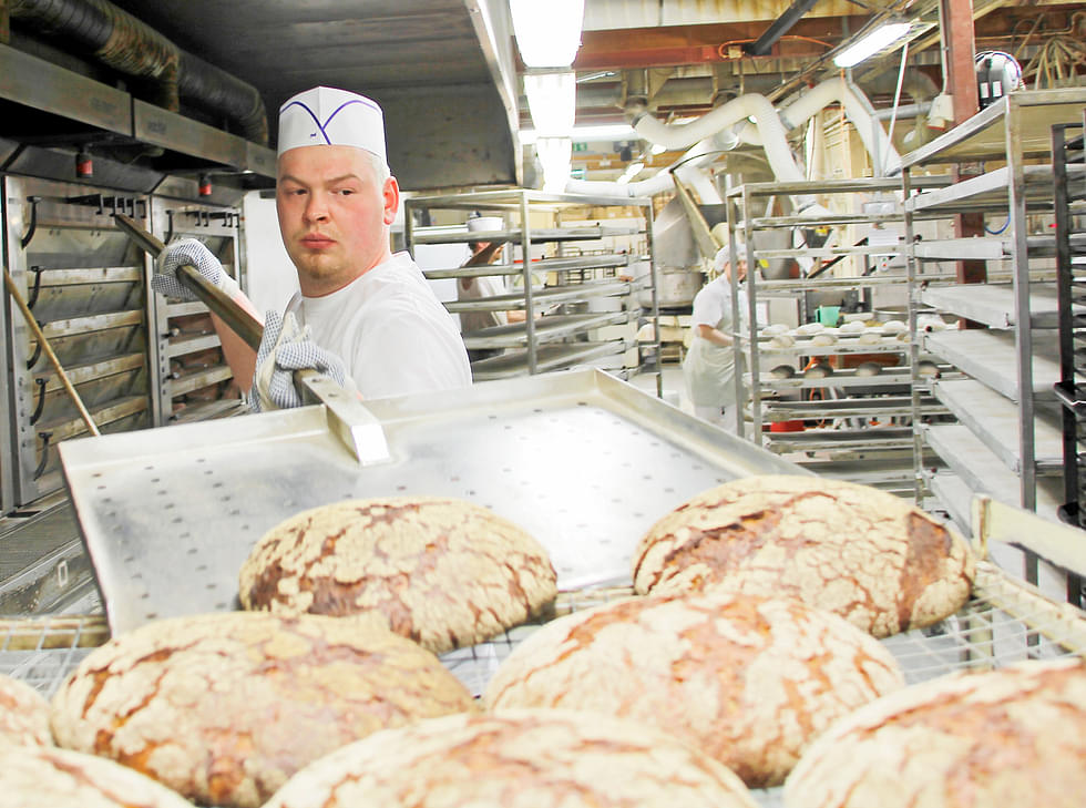 Porokylän Leipomon päätuotteena on aina ollut ruisleipä. Kuvassa on leivänpaistaja Mauri Arhokari vuonna 2012.