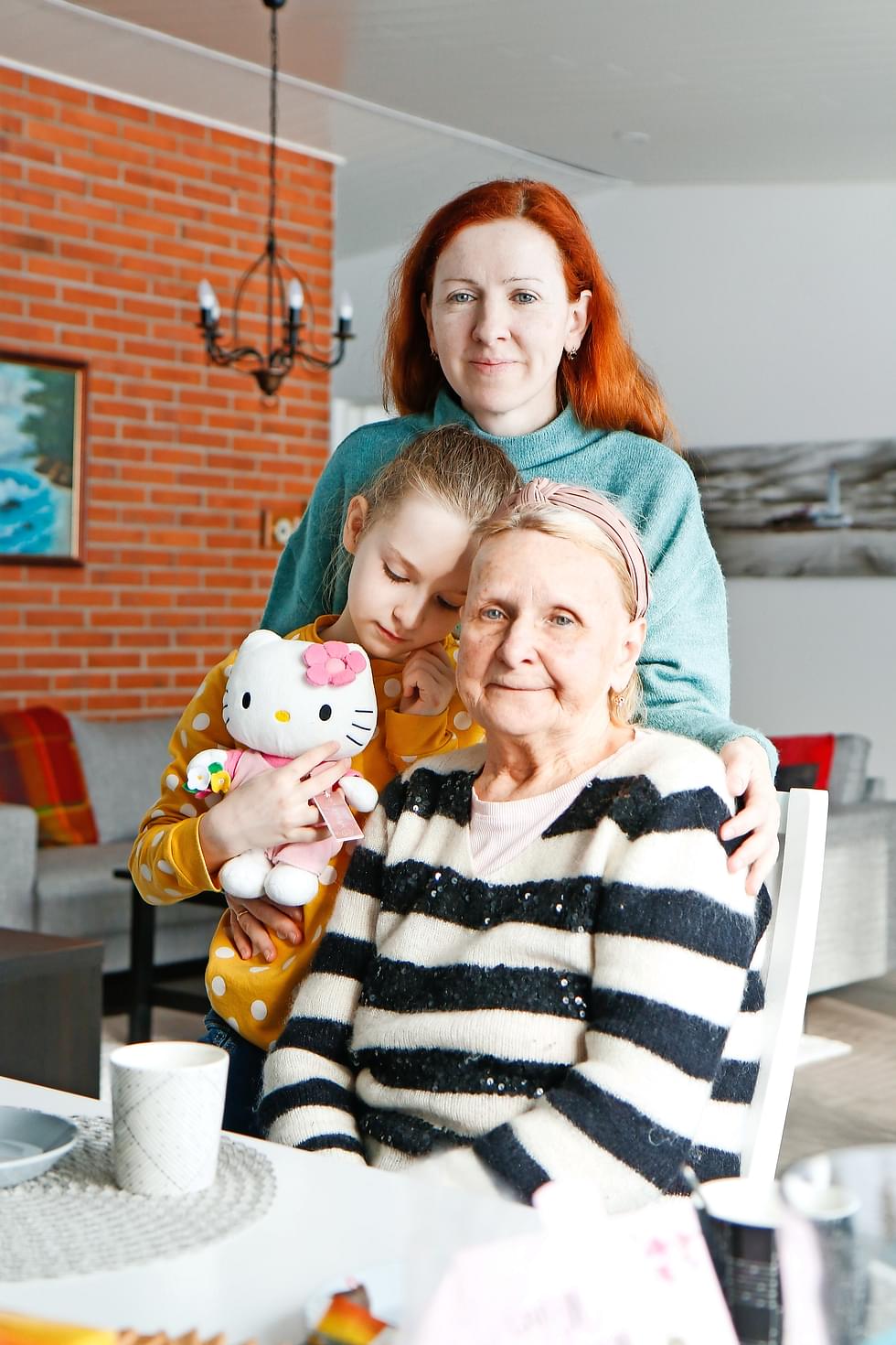 Sofia Gera ja hänen äitinsä Olena ja isoäitinsä Valentina tulivat sotaa pakoon Nurmekseen.