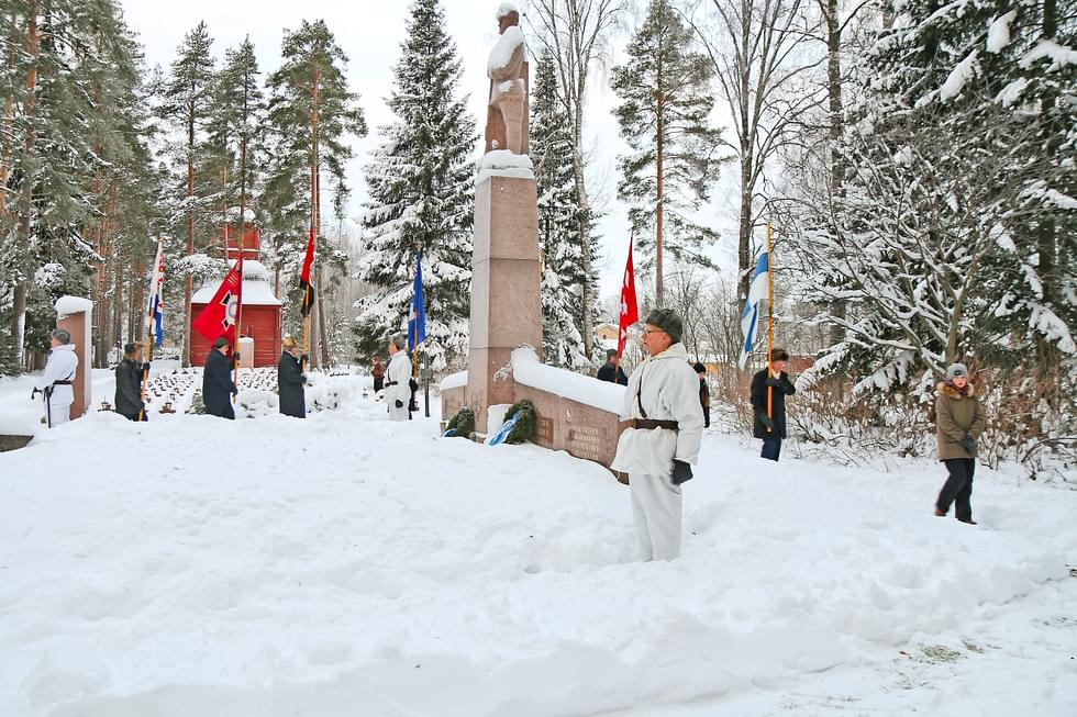 Viime vuonna itsenäisyyspäivää vietettiin sankarihaudoilla melko lumisissa merkeissä.