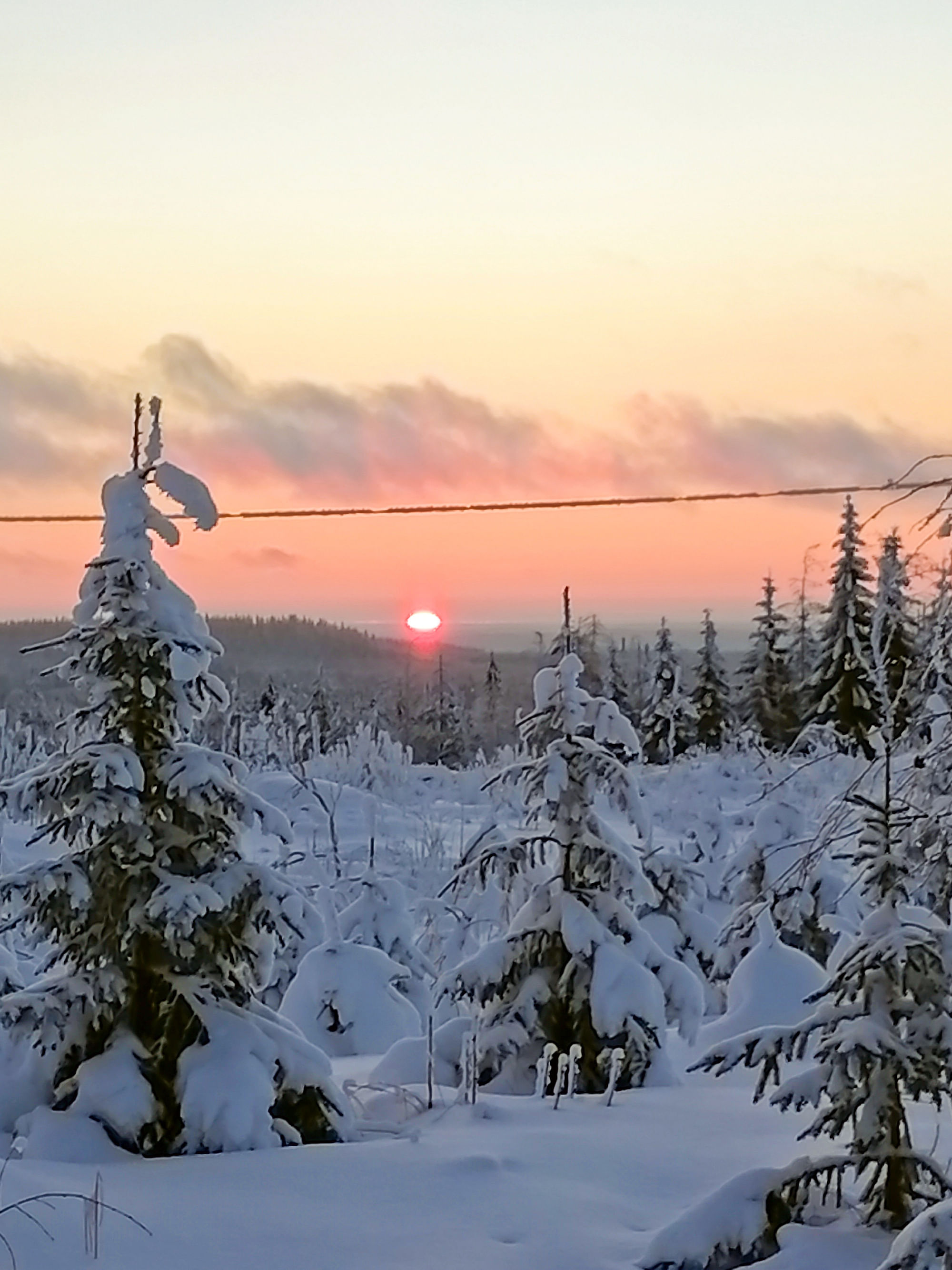 Lukijan Kuva: Talvinen Auringonlasku