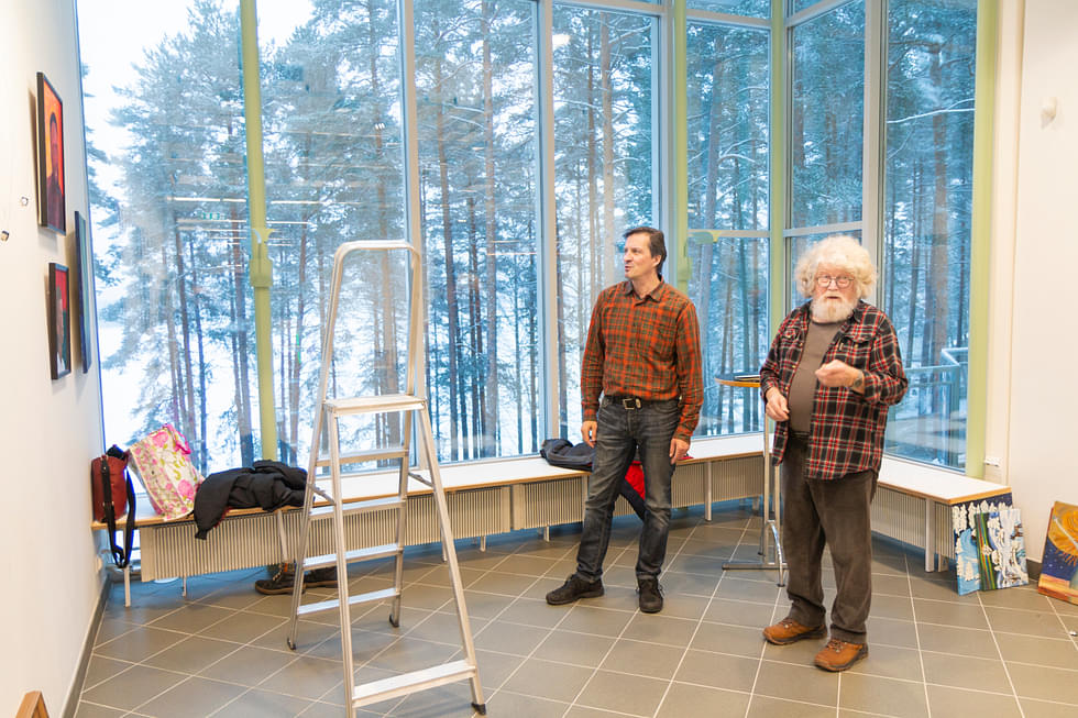 Aarne Ikonen (vas.) ja Heikki Elme sommittelivat Lieksan Taideyhdistyksen näyttelytöitä Galleria Tykon seinille torstaiaamuna.