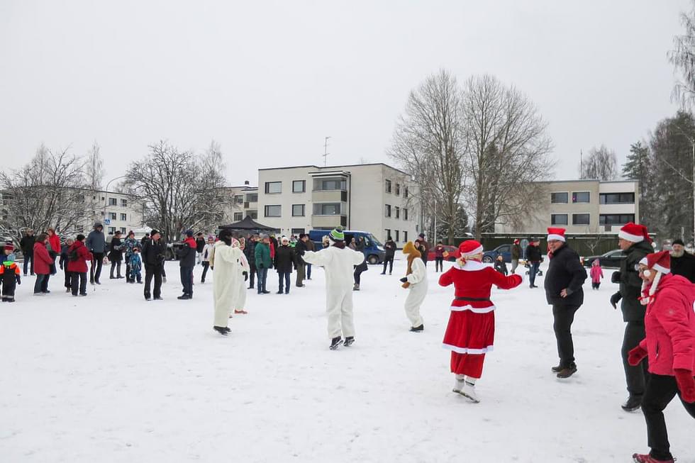 Naisvoimistelijoiden Lumiukkojumppa innosti mukaan myös Joulumuorin tonttuineen.