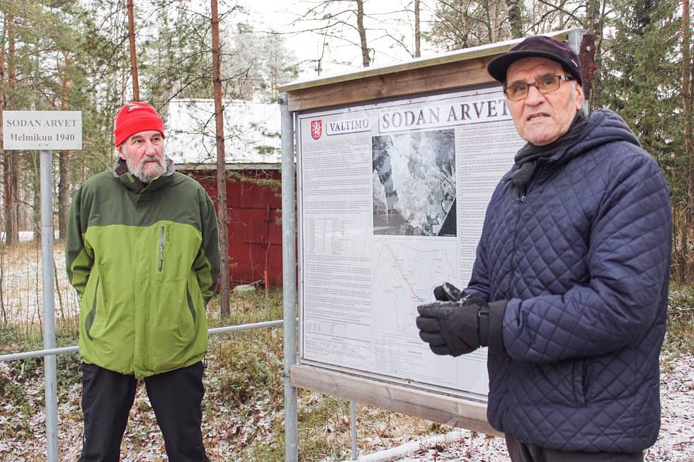 Alpo Säpin ja Paavo Harakan mielestä sotamuistomerkit ovat antoisia tutustumiskohteita. 