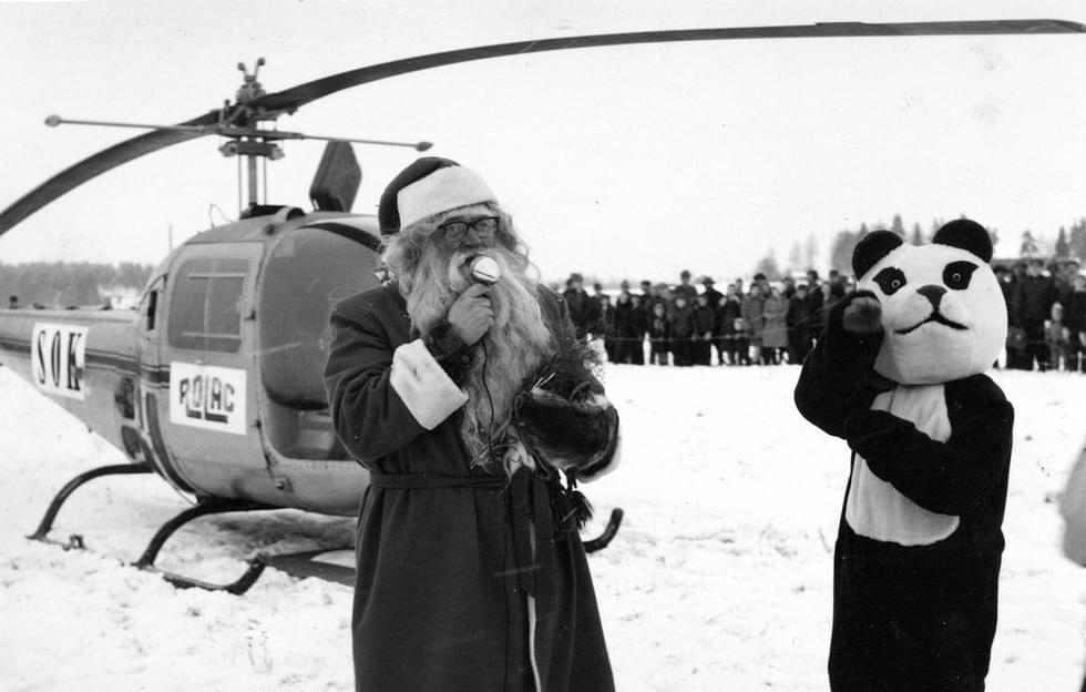 Jukolan Osuuskaupan valokuvista löytyi kuva, jossa Joulupukki ja Panda-karhu olivat laskeutuneet Rekulan pellolle.