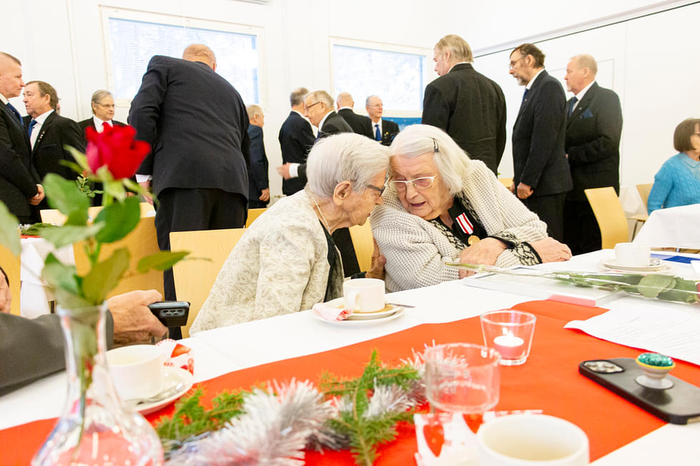 Helvi Valpe (vas.) ja Elina Hakkarainen palkittiin joulun alla Kotirintamanaisten mitalilla sotasukupolven joulujuhlassa seurakuntakeskuksella. 