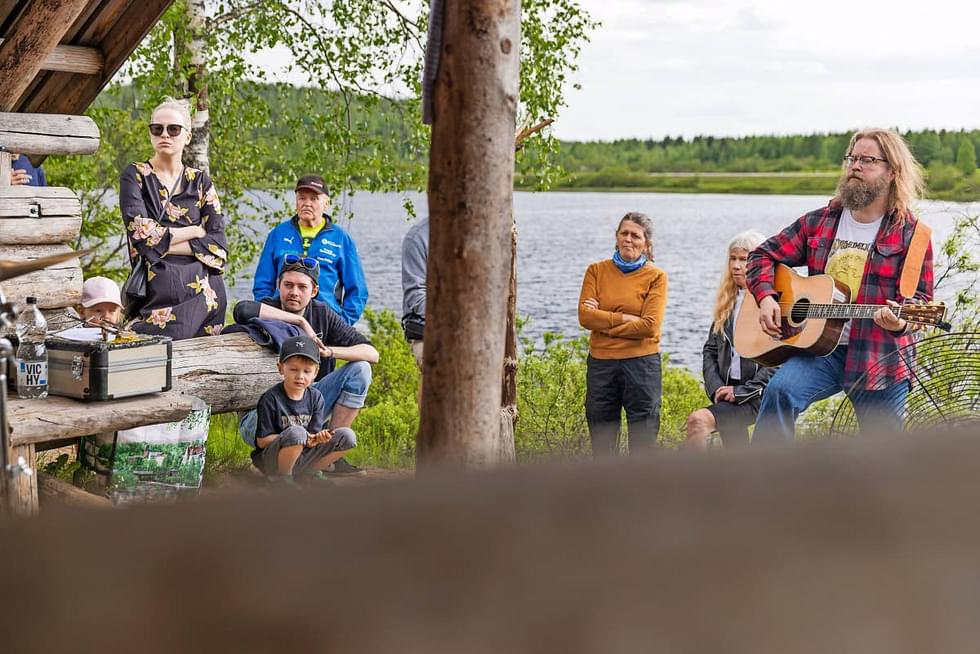 Suonna Kononen (oik.) palkittiin Pohjois-Karjalan taidepalkinnolla. Kuva Puukarijärveltä Huojuvan ladon levynjulkaisukeikalta tältä kesältä.