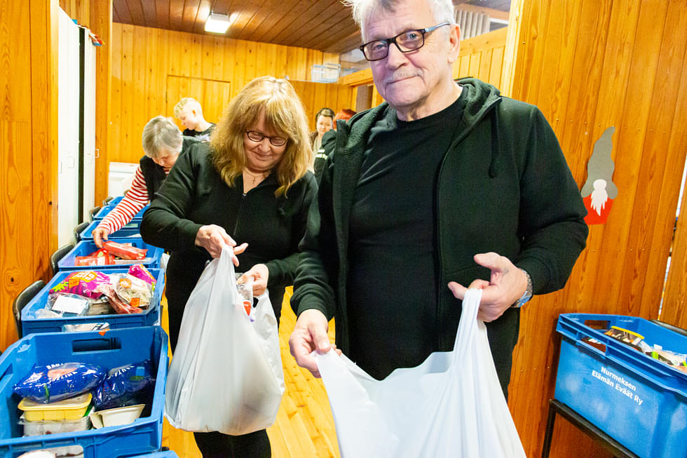 Irja ja Juhani Rantonen pakkasivat ruokakasseja Itäkaupungin seurakuntakodilla perjantain elintarvikejakelua varten.