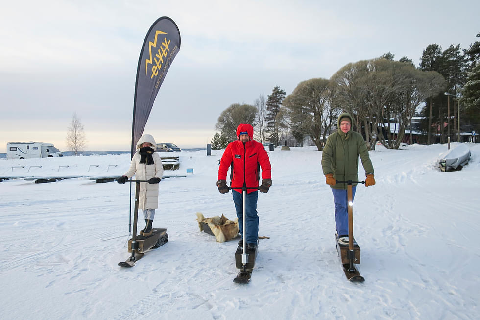 Miia Juntunen ja Timo Hyyryläinen saivat opetusta lumiskootterin käyttöön laitteen keksijältä Pasi Kauppiselta (keskellä). 
