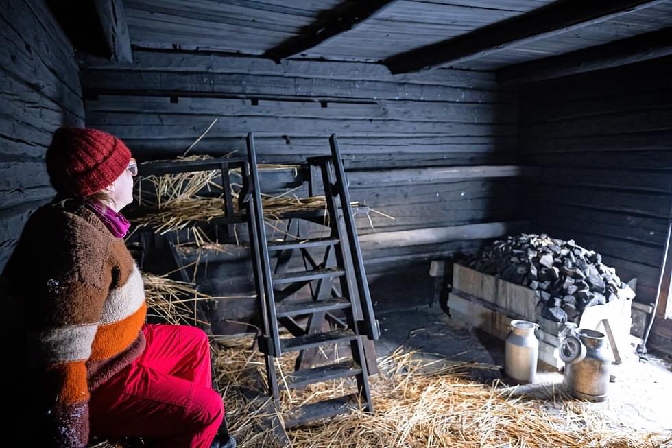 Herkkujen saunapolku on Majatalosta majataloon -verkoston uusin matkailupaketti. Kuvassa Puukarin Pysäkin savusauna ja majatalon emäntä Anni Korhonen. 