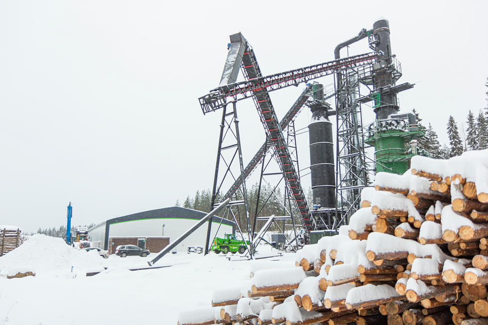 Puustakon biohiilitehdas sijaitsee Känkkäälässä. Kuva on joulukuulta.