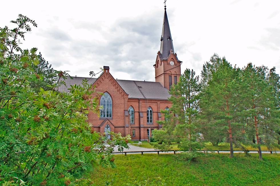 Tolpalla-ohjelman tekijät ajoivat Nurmeksen kirkon ohi.