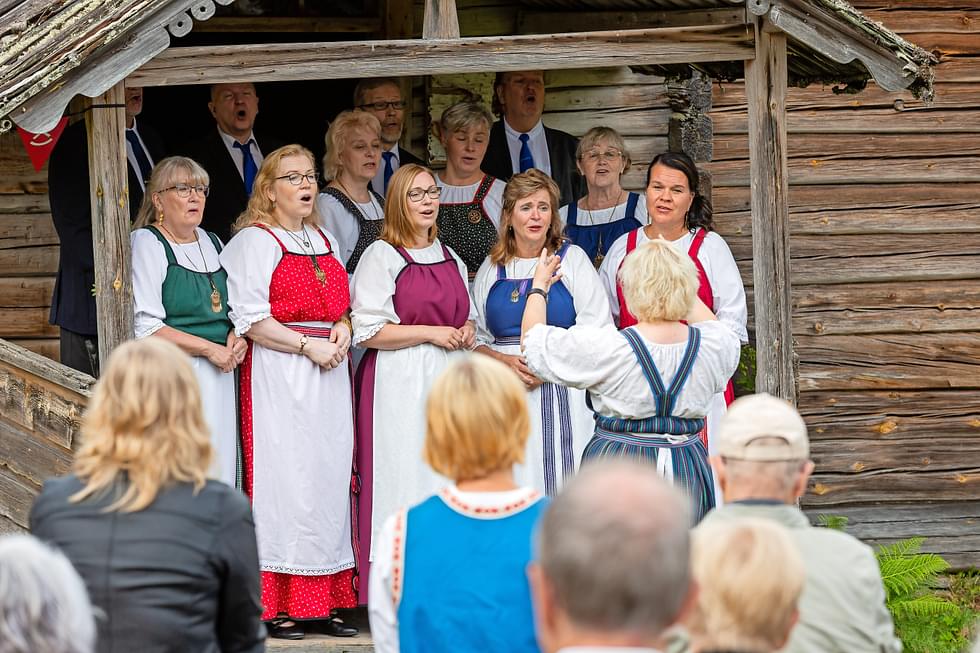 Lauluyhtye Lauluset esiintyy 35-vuotisen taipaleensa kunniaksi sunnuntaina Nurmes-talolla. Kuvassa Lauluset esiintymässä Ikolan museolla elokuussa 2021.