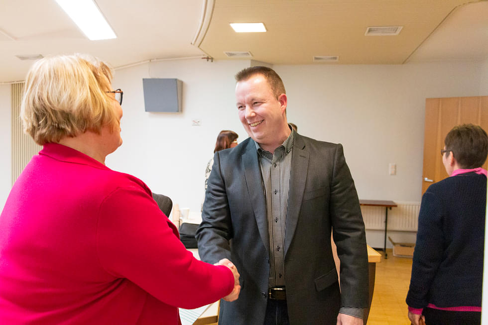 Valtimolainen Pasi Parkkinen saa onnittelut valtimolaiselta kaupunginvaltuutetulta Anna Höltältä.
