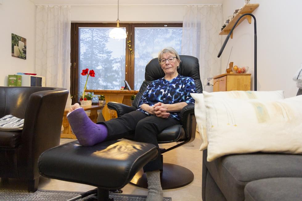 Raija Lipposen aamulenkki sai ikävän käänteen, kun aura-auton ajamat lumet putosivat hänen niskaansa.