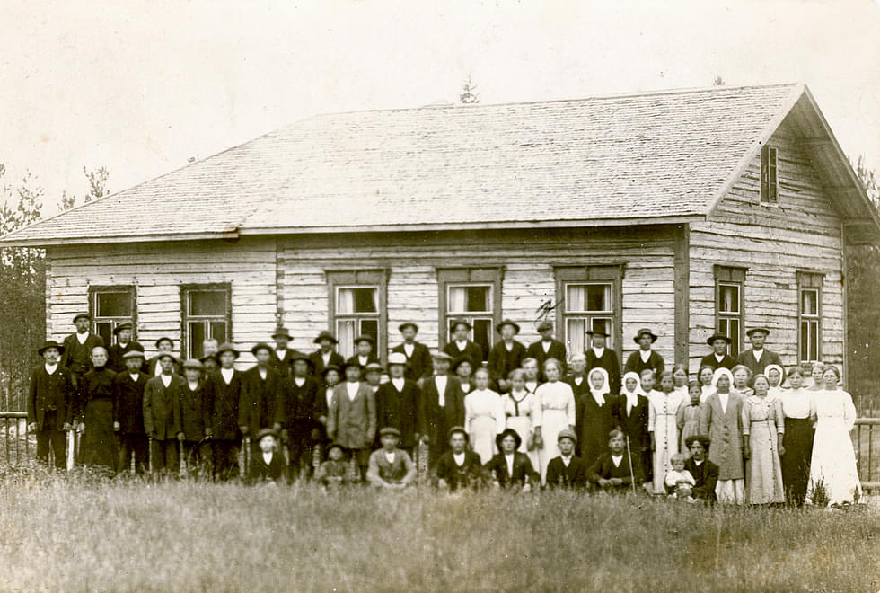 Kuvassa Valtimon työväentalo ja Työväenyhdistyksen jäseniä vuonna 1914.