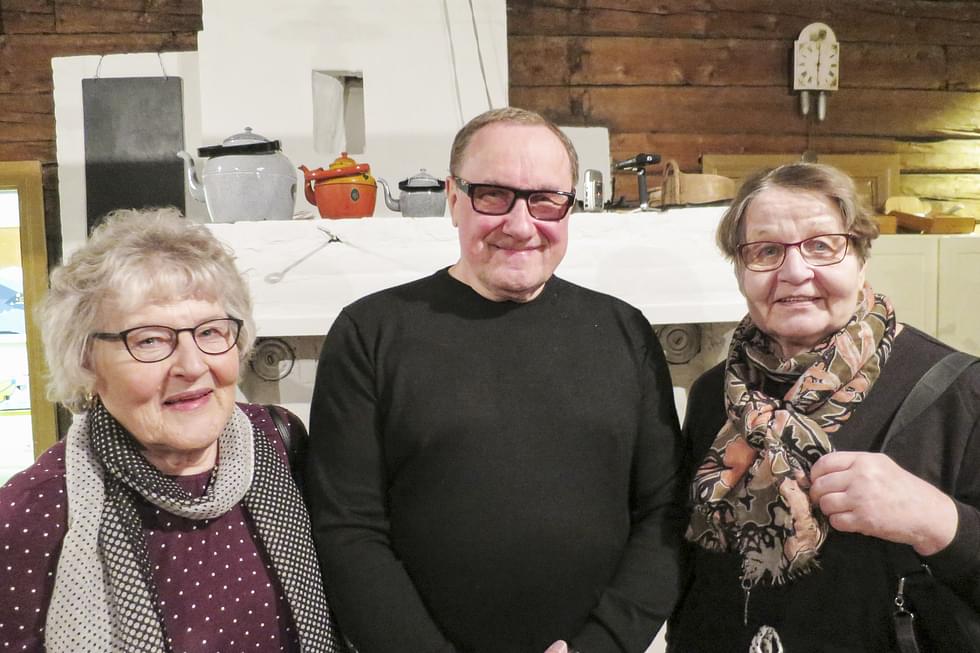 Irja Tanskanen (vas.) ja Ritva Ollilainen olivat Erkki Timosen Pielispakarin ensimmäiset asiakkaat