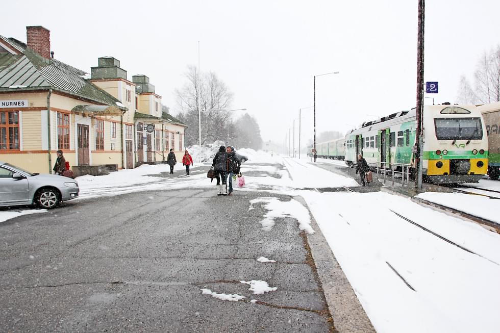 Junamatka Nurmekseen ei sujunut ongelmitta. Kuva Nurmeksen rautatieasemalta keväältä 2019.