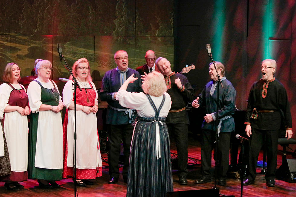 Tiina Köntän johtaminen sai laulajatkin tempautumaan mukaan iloiseen tunnelmaan.