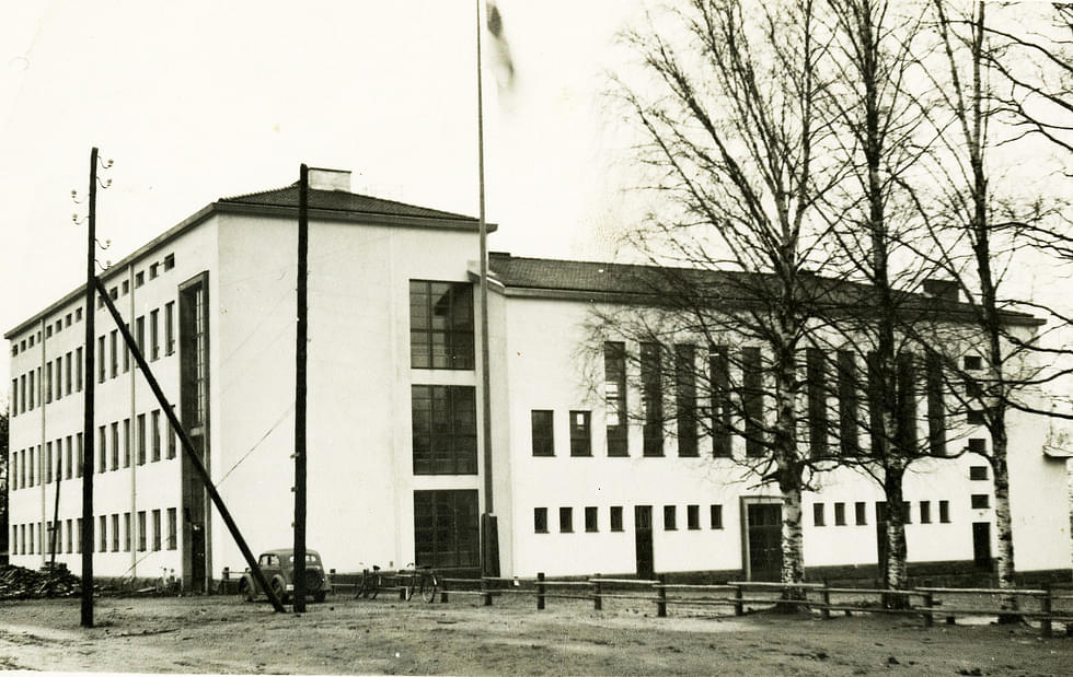 Nurmeksen kauppalan kansakoulu, nykyisin Keskustan koulu, vastavalmistuneena vuonna 1949. Koulu valmistui vuoden aikataulustaan myöhässä. 