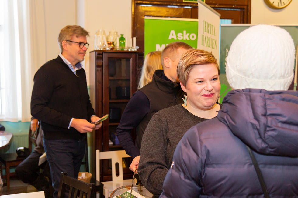 Valtiovarainministeri Annika Saarikko jututti nurmeslaisia ravintola Kanelissa tänä aamuna.