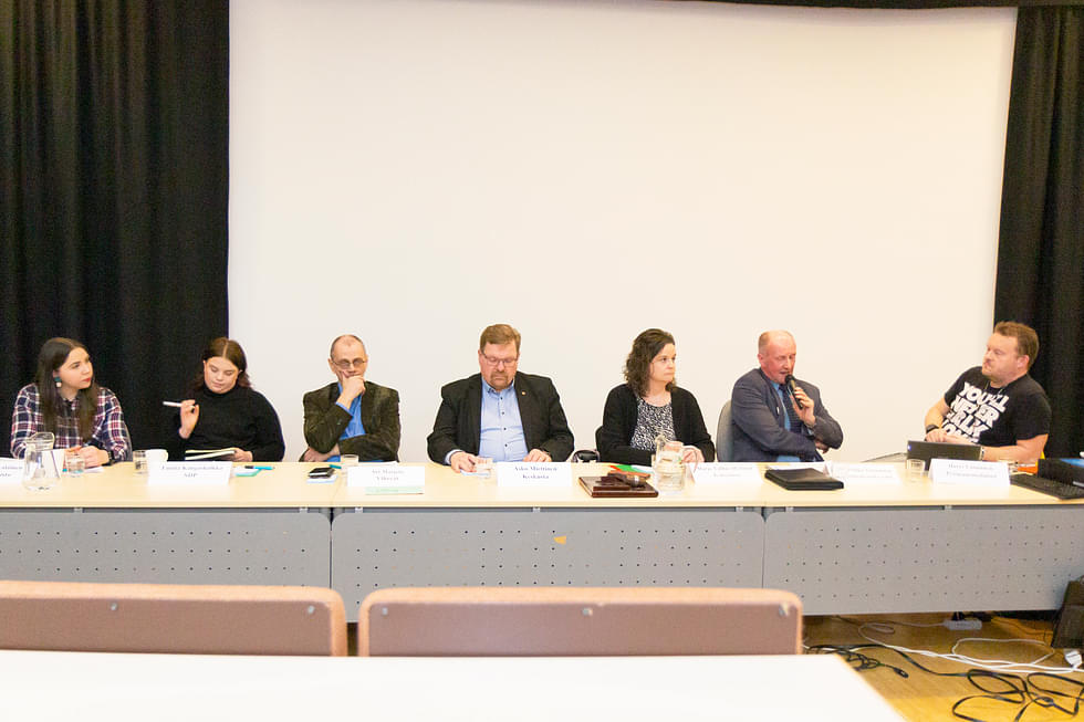 Maija Kuivalainen (vasemmalla), Emilia Kangaskolkka, Ari Marjeta, Asko Miettinen, Marjo Vallius-Hyttinen, Ahti-Pekka Vornanen sekä Harri Väänänen vastailivat alueen ehdokkaina vaalipaneelissa esitettyihin kysymyksiin.