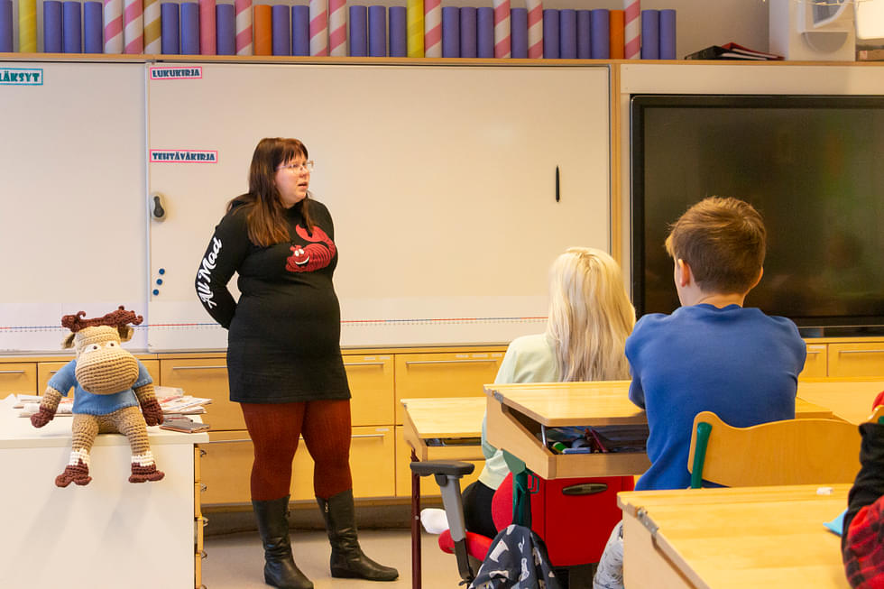 Tuire Haverinen esitteli toimituksessa työskentelyä Porokylän koulun 4.–6. luokan oppilaille.
