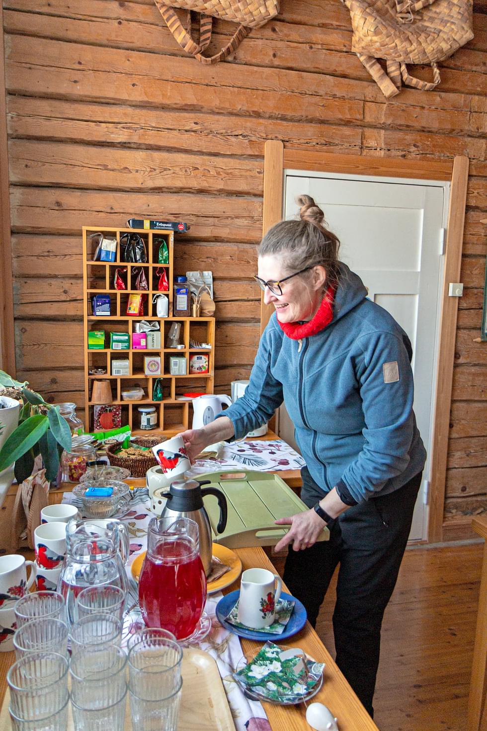 Minna Murtonen laittaa kahvipöytää valmiiksi hiihtäjille.