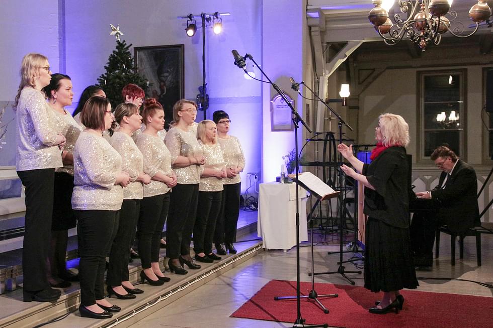 Valtimolainen Syke-kuoro emännöi konserttisarjan ensimmäistä esitystä Valtimolla. Kuvassa kuoro esiintyy viime joulun alla järjestetyssä Rastavanpajot-konsertissa.