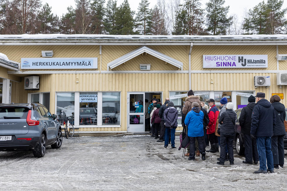 Asiakkaita oli jonoksi asti Nurmeksen Savukalan uuden kalamyymälän avajaisissa Joensuussa.