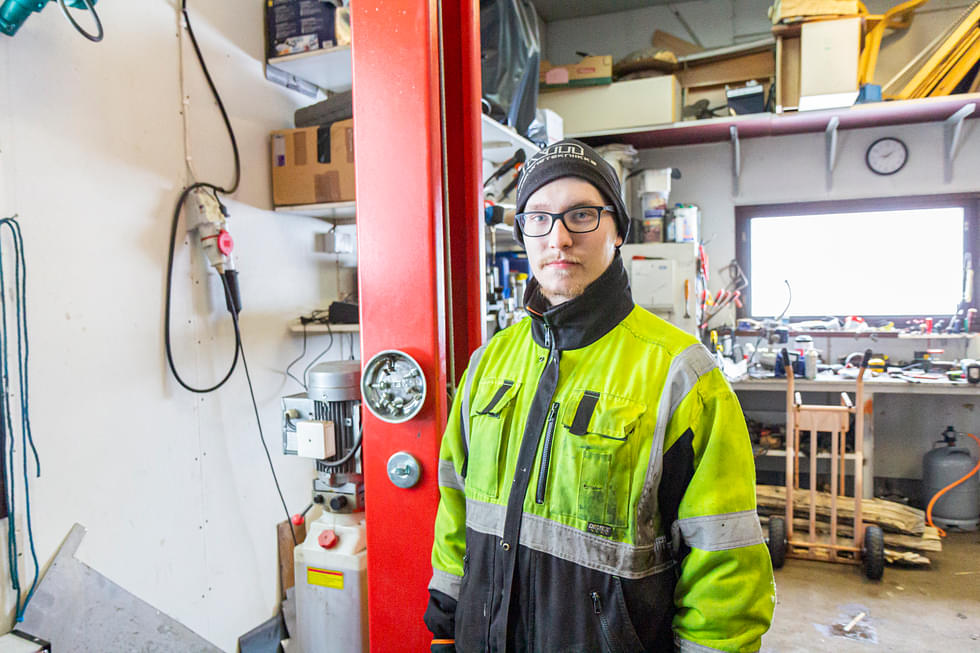 Jesper Tupaojan yrityksen repertuaariin kuuluvat muun muassa autojen huoltaminen ja korjaaminen sekä pienrakennustyöt. 