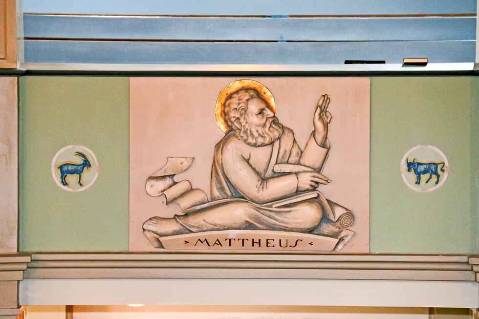 Mattheus-korkokuva Valtimon kirkossa.
