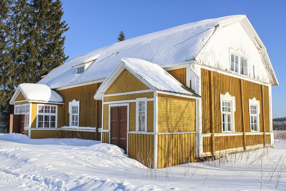 Turulan vanhempi päärakennus on hirsirakenteinen, pystylautaverhoiltu ja taitekattoinen maalaistalo, joka on rakennettu vuonna 1922. Sitä on laajennettu myöhemmin vanhan osan rakennustapaa kunnioittaen.