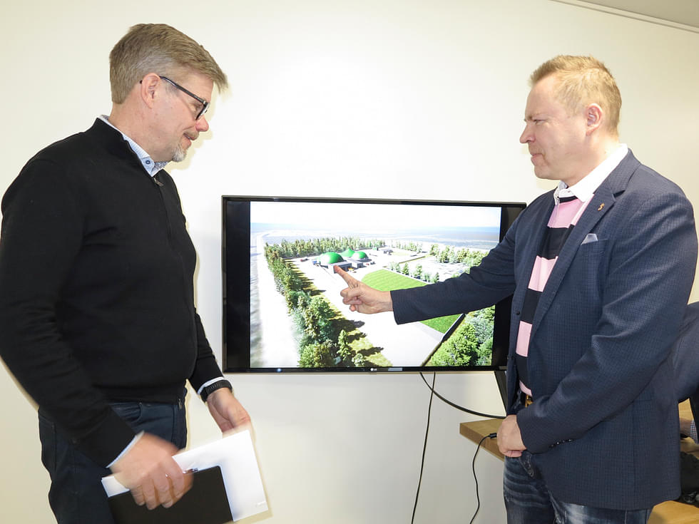 Timo Väänänen (vas.) ja Teijo Lyytinen tarkastelevat havainnekuvaa biokaasulaitoksesta. 