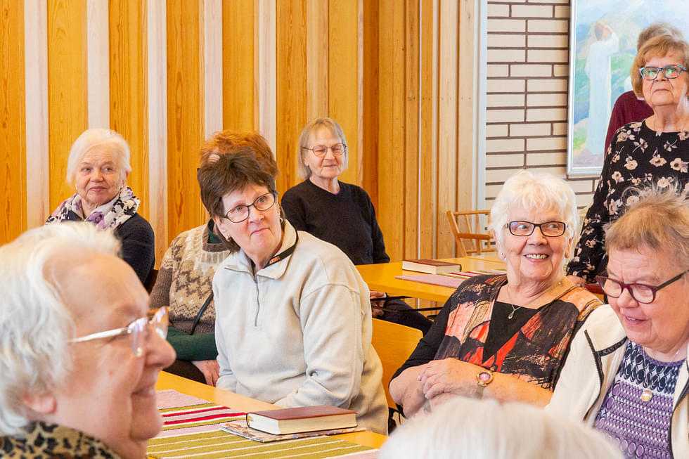 Maija Ahonen (edessä), Seija Sivonen, Saini Partanen ja Hilkka Sormunen viihtyvät ikäihmisten kerhossa.