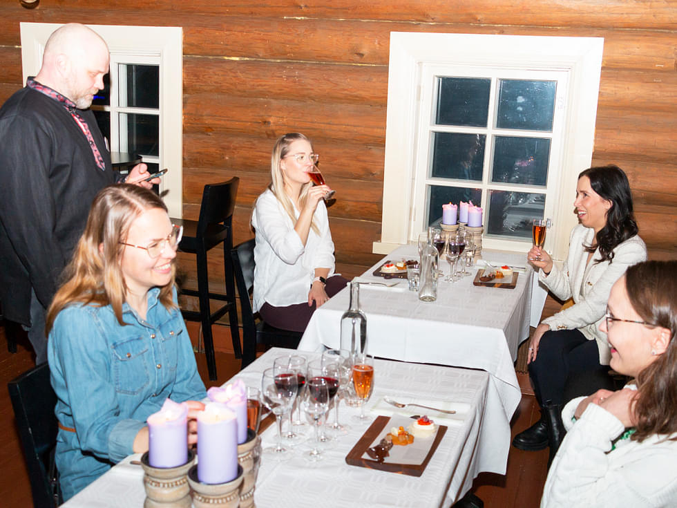  Janne Juntusen isännöimässä viinipruuvissa blogisti Anni Paakkunainen on oluttuvan taaimmaisessa pöydässä oikealla. Hänen seuranaan on helsinkiläinen Johanna Olamo. Naapuripöydässä istuvat Piia Pippuri Rajamäeltä sekä tamperelainen Milka Kuismanen.