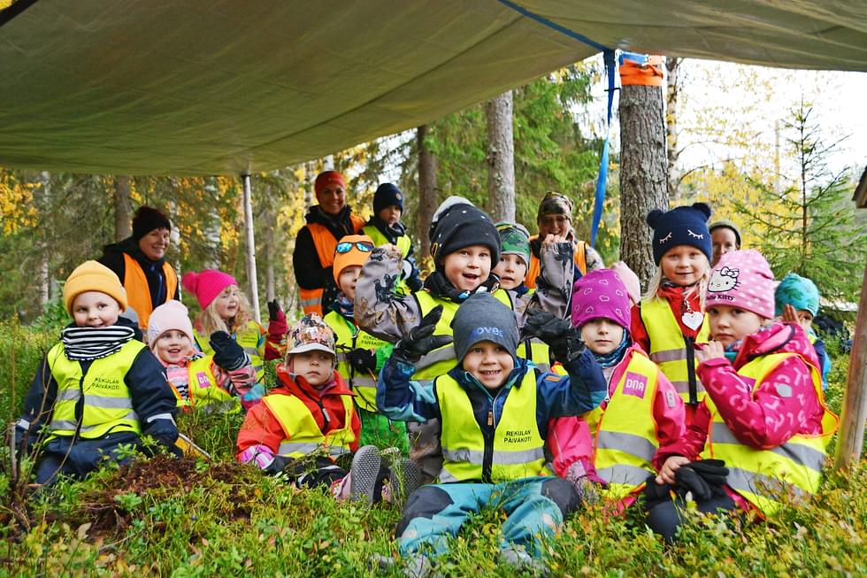 Rekulan päiväkodin 3–5-vuotiaiden Pillipiipari-ryhmä retkeili Kotilanvaaralla syksyllä 2021. 