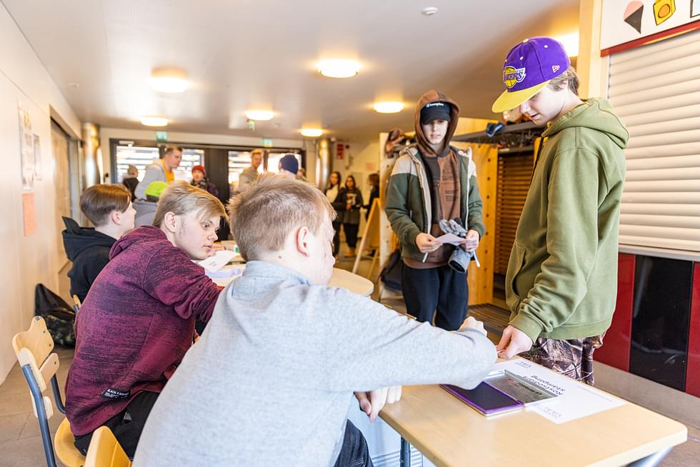 Äänestämässä käyneet Matias Pulkkinen (oik.) ja Nico Laurila totesivat, että ehdokas löytyi helposti nimen perusteella.