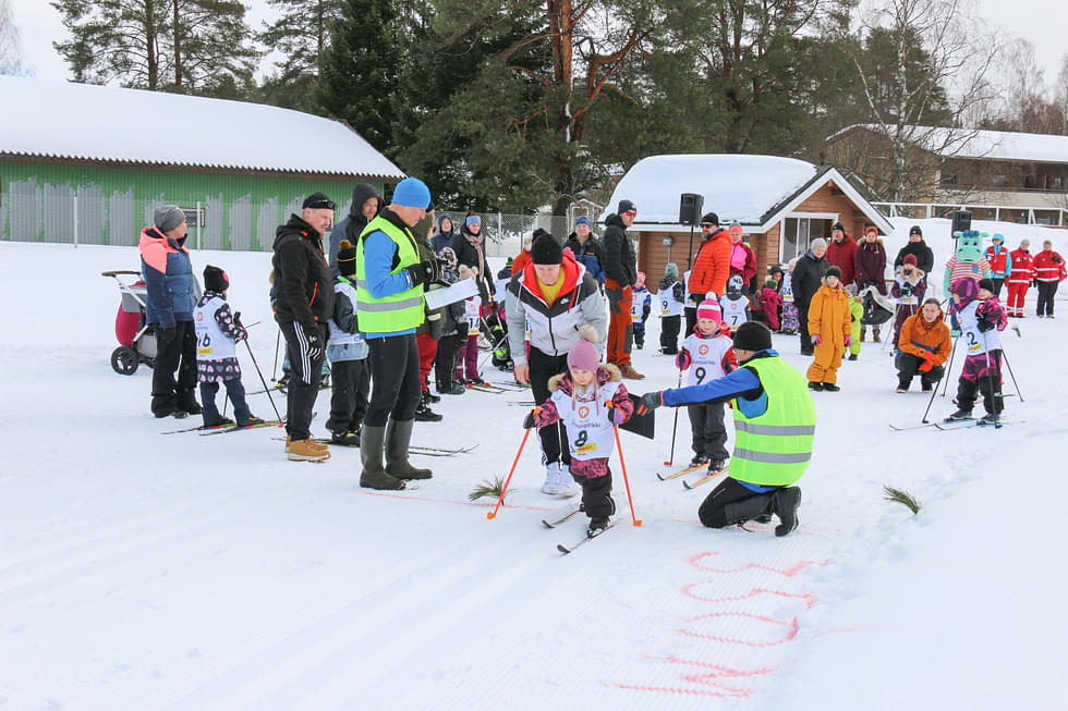 Yli 5-vuotiaat hiihtivät urheilukentän ympäri. Lumi Huuskonen sai lähtöluvan Eveliina Nevalaisen odottaessa vuoroaan.