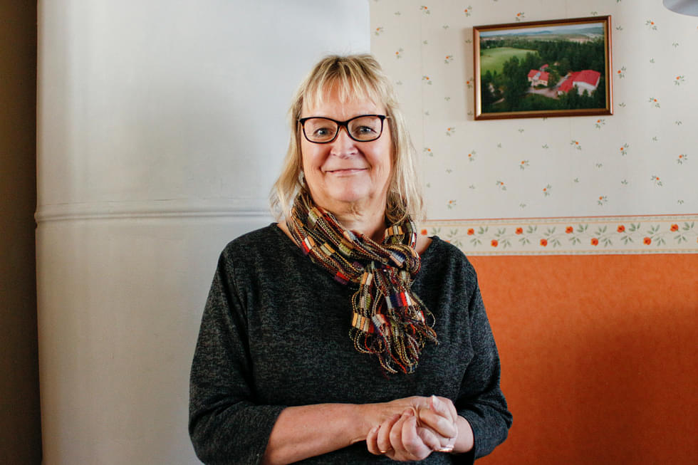 Elina Pajula kertoo olevansa organisoimistyyppiä. Siksi hän pitää hyvänä asiana väliaikaista muuttoa Helsinkiin eläkkeelle jäätyään, kun ei muuten malttaisi olla puuttumatta työkuvioihin.