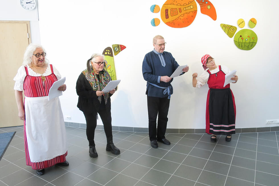 Ritva Korkalainen (vas.), Heljä Laakso, Mauri Mahlavuori ja Anita Kulmala eläytyivät karjalankielisen näytelmän tekstiin. 