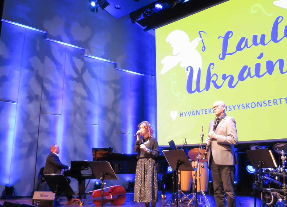 Musiikin lehtori Petri Hirvosen koostama konsertti alkoi hänen, Polina Shanderin ja Kimmo Kokkosen esittämällä Karjalan kunnailla -klassikolla. 