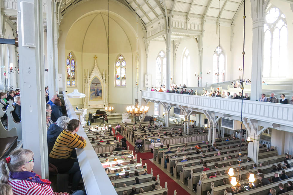 Nurmeksen kirkko oli kansallisena veteraanipäivänä lähes täynnä.