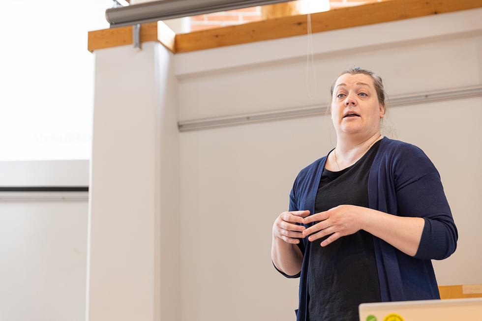 Jätekukon ympäristökouluttaja Anja Räisänen pistäytyi Kuntalaisten talolla kertomassa kierrätyksestä ja kompostoinnista.