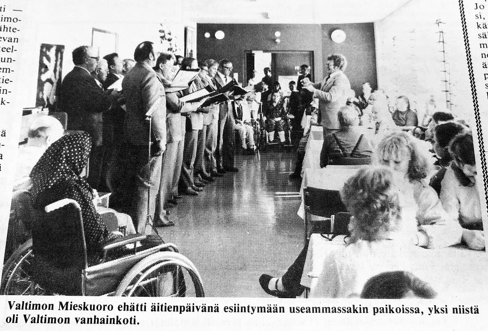 Valtimon Mieskuoro esiintyi äitienpäivänä muun muassa Valtimon vanhainkodissa.