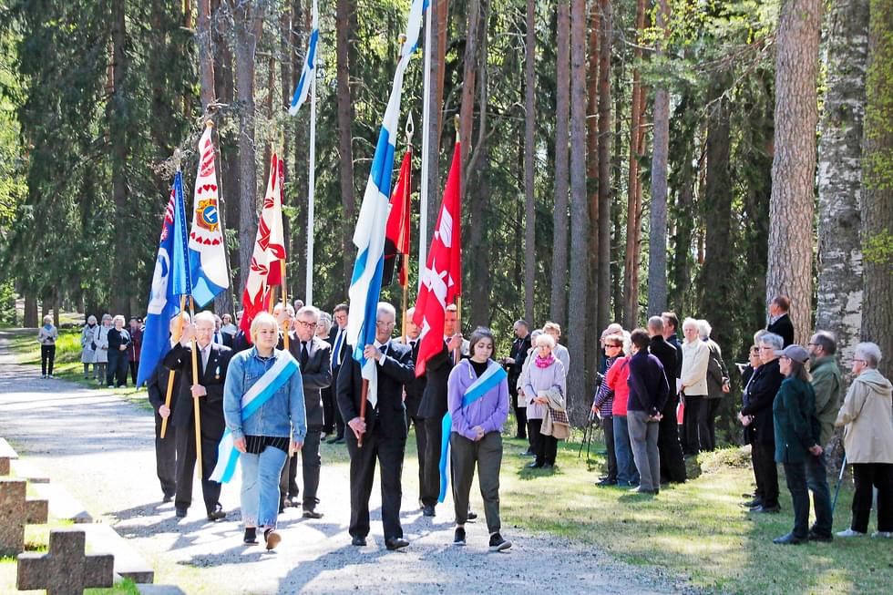 Lippujen saapuminen Nurmeksen sankarihaudoille kaatuneitten muistopäivänä vuonna 2019.