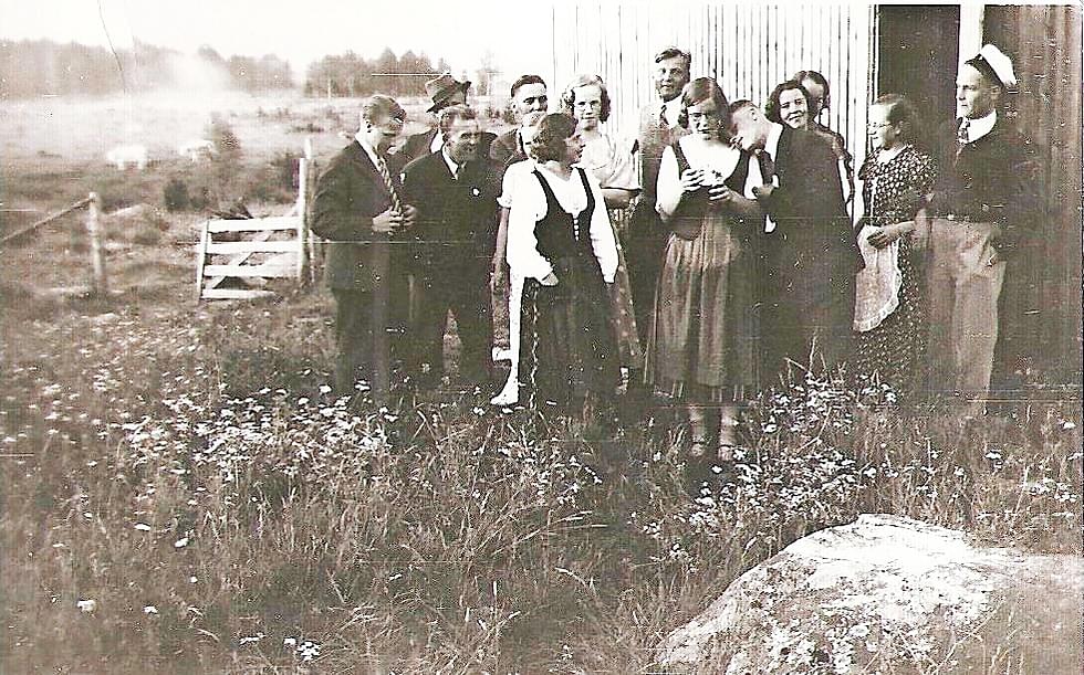 Nurkkatanssit olivat kiellettyjä sotien aikaan. Vuonna 1935 Ikolan lypsymökillä pidettiin kuitenkin luvalliset nurkkatanssit.
