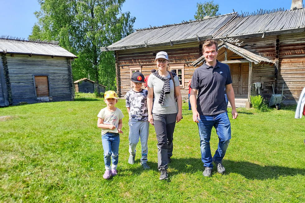 Lipposen perhe Eevi, Kasperi, Elina ja Hannu viihtyivät Murtovaaran talomuseolla.